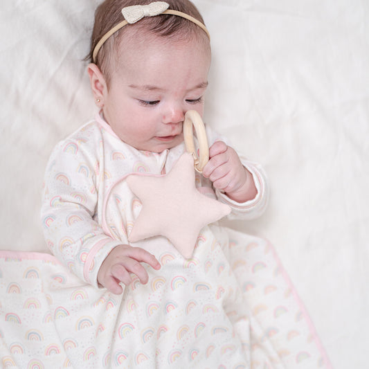 Set frazada con sonaja arcoíris rosa