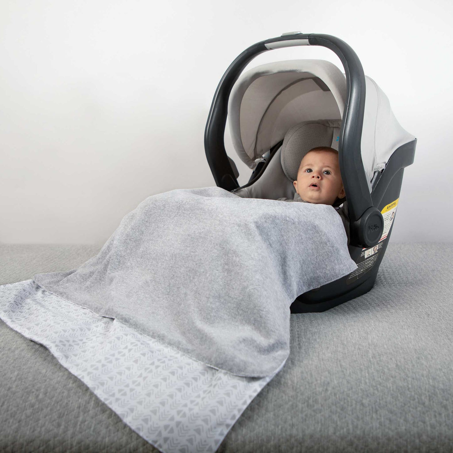 Cubre portabebé con Ventana Greca Gris