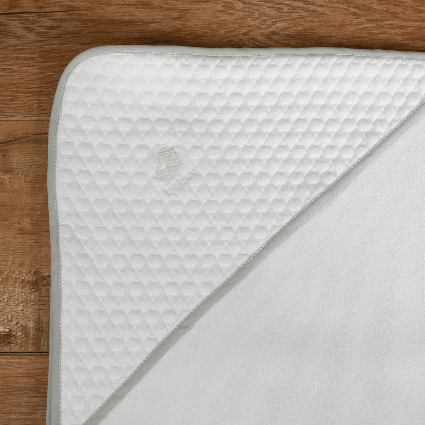 Cobija para bebé polo con capucha crudo