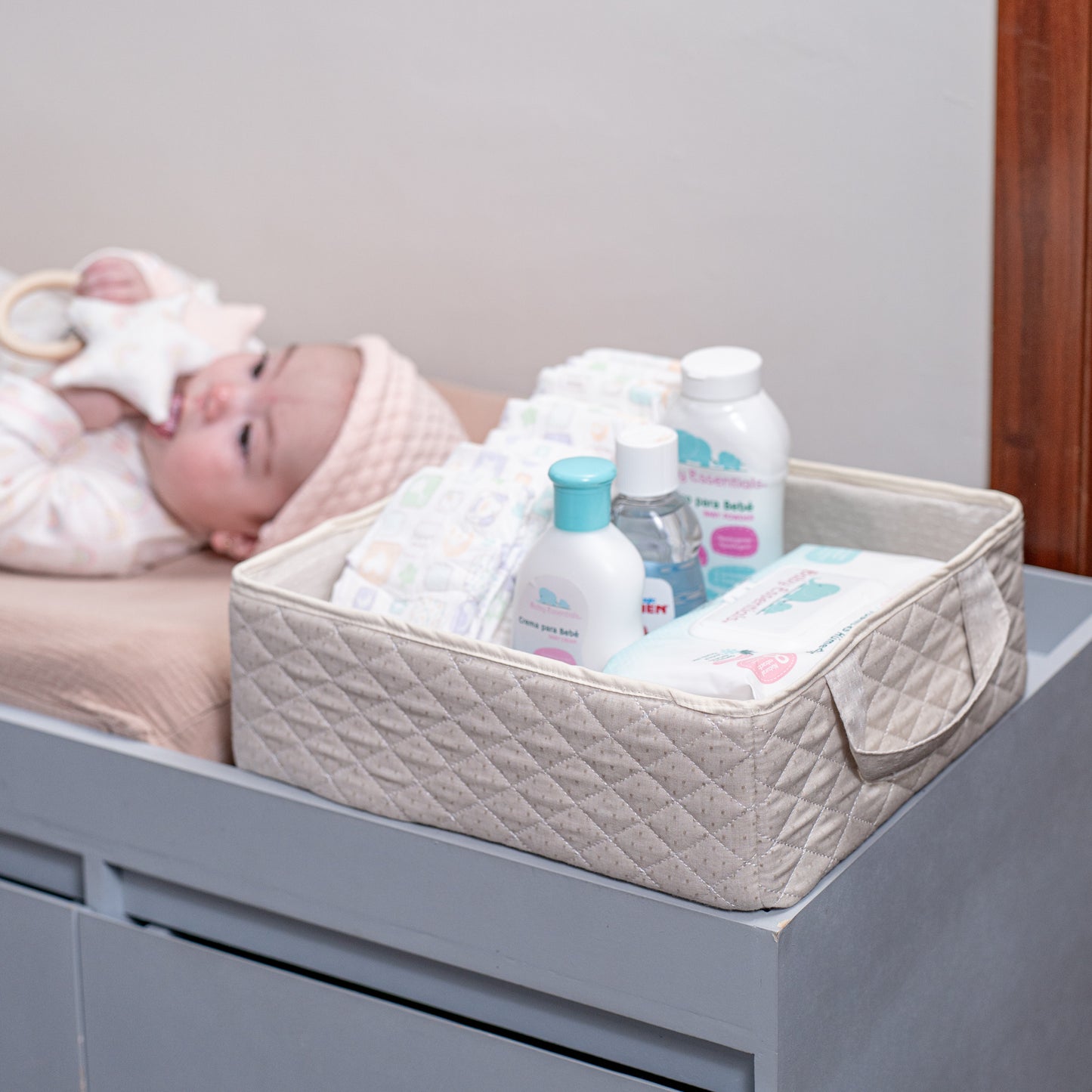 Cesto recién nacido mameluco arcoíris rosa.