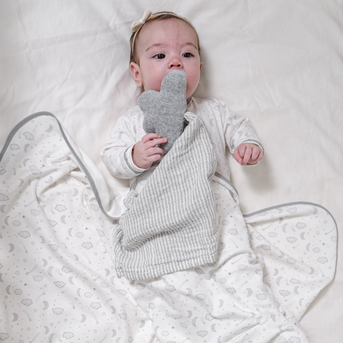 Set frazada con trapo de apego luna y estrella gris