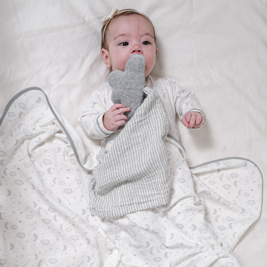 Set frazada con trapo de apego luna y estrella gris