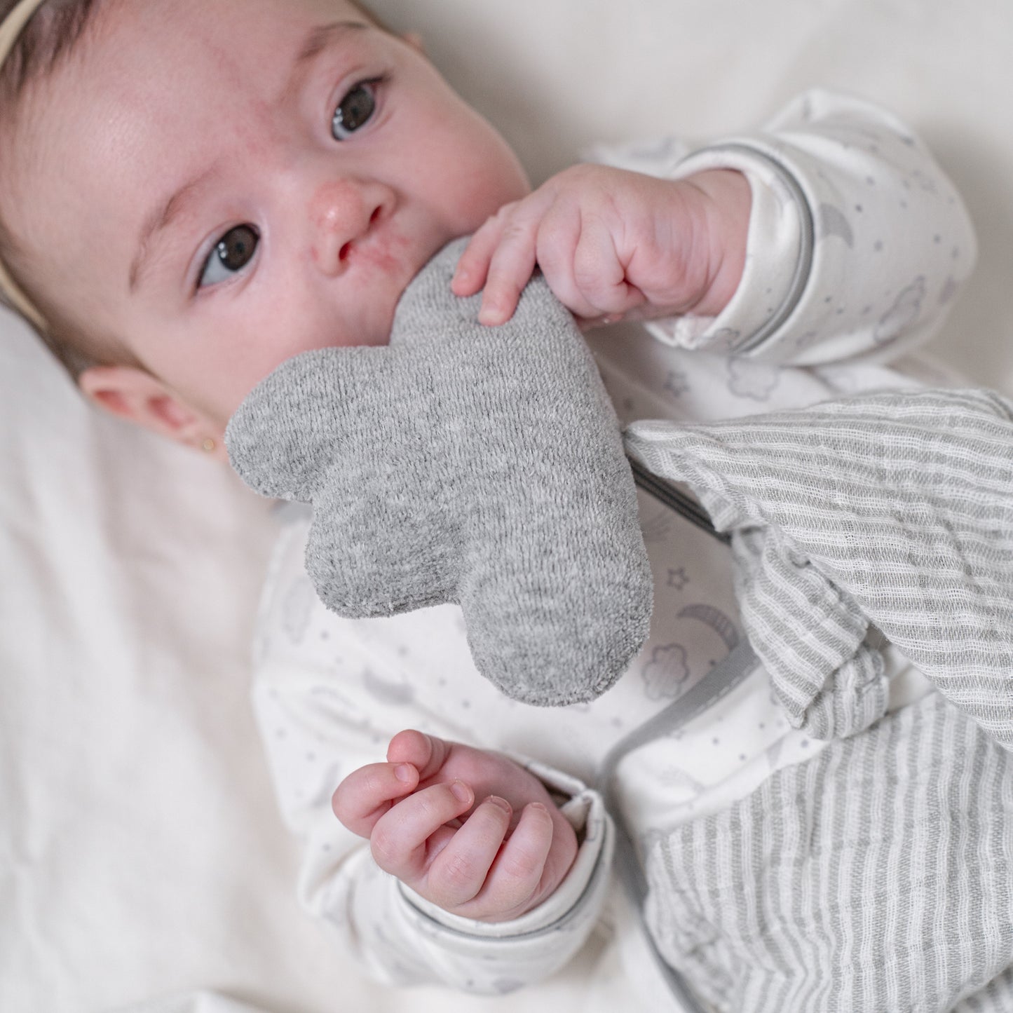 Set frazada con trapo de apego luna y estrella gris